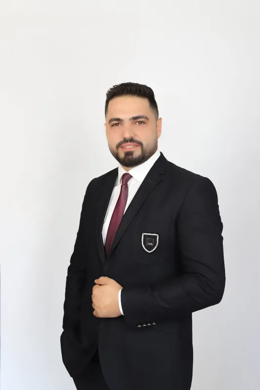 Siyah takım elbise ve bordo kravatlı kurumsal stüdyo portresi